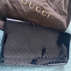 Gucci Microguccissima Clutch in black patent